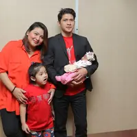 Rumah tangga  pasangan aktor laga Iko Uwais dan Audy dikenal harmonis. Beberapa kali, penyanyi Audy mendapat komentar pedas dari warganet. Sebagai suami, ayah dua anak itu siap membela sang istri sampai mati. (Deki Prayoga/Bintang.com)