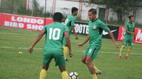 Skuat Semen Padang mematangkan taktik jelang melawan PS Mojokerto Putra. (Bola.com/Arya Sikumbang)