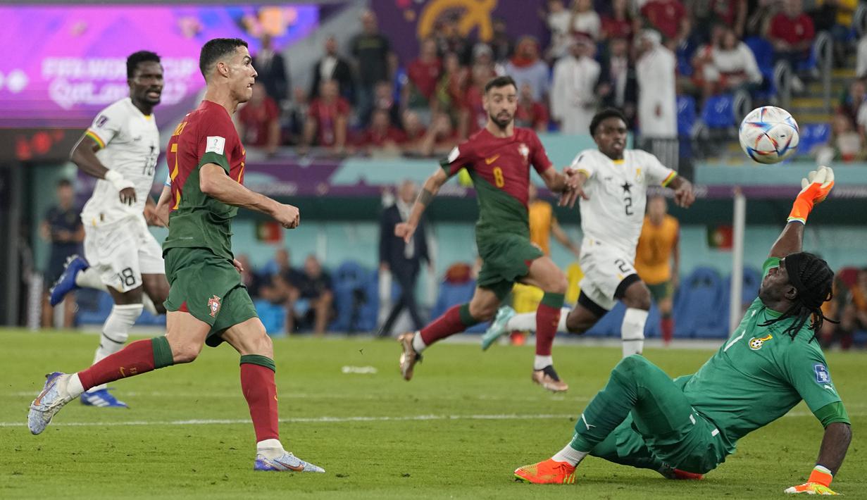 Delapan gol telah dibukukan Cristiano Ronaldo di lima edisi Piala Dunia berbeda untuk sejajar dengan nama-nama legendaris seperti Pele, Uwe Seeler, dan Miroslav Klose. Mereka adalah pemain-pemain yang berhasil mencetak gol di empat gelaran Piala Dunia yang berbeda. (AP Photo/Ariel Schalit)