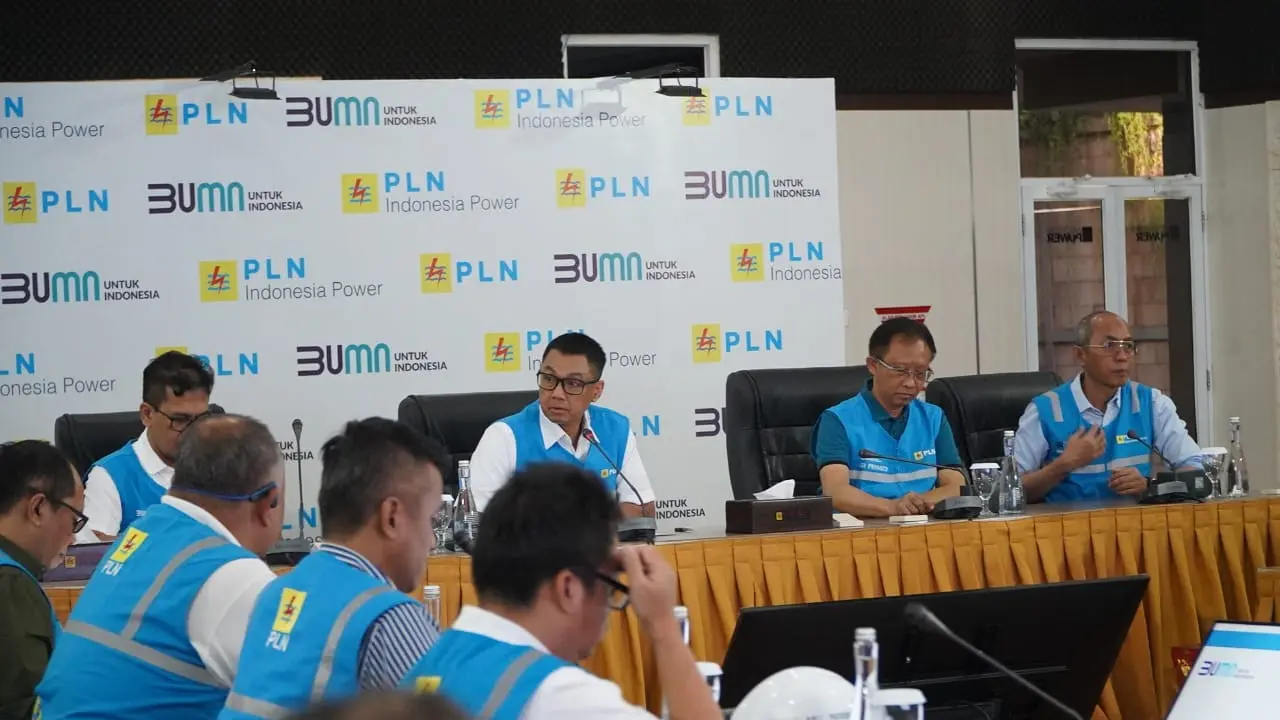 Direktur Utama PLN Darmawan Prasodjo (tengah) ketika memimpin langsung rapat pemulihan sistem kelistrikan Bali di PLTDG Pesanggaran pada Sabtu pagi (3/5/2025). (Dok PLN)