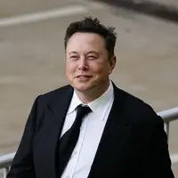 Elon Musk berjalan dari pusat peradilan di Wilmington, Delaware, Amerika Serikat, Senin (12/7/2021). Pemegang saham menuduh Elon Musk memperkaya dirinya serta keluarganya dengan kesepakatan yang terjadi pada 2016 terkait masalah akuisisi SolarCity. (AP Photo/Matt Rourke)