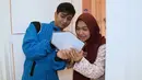 Kemenangan Teuku Ryan dalam ajang drift terbarunya itu menjadi bukti latihannya selama ini tak sia-sia. Sebuah piala berhasil dibawa pulang dan jadi kejutan Ria Ricis . (Liputan6.com/YouTube/@Ricis Official).