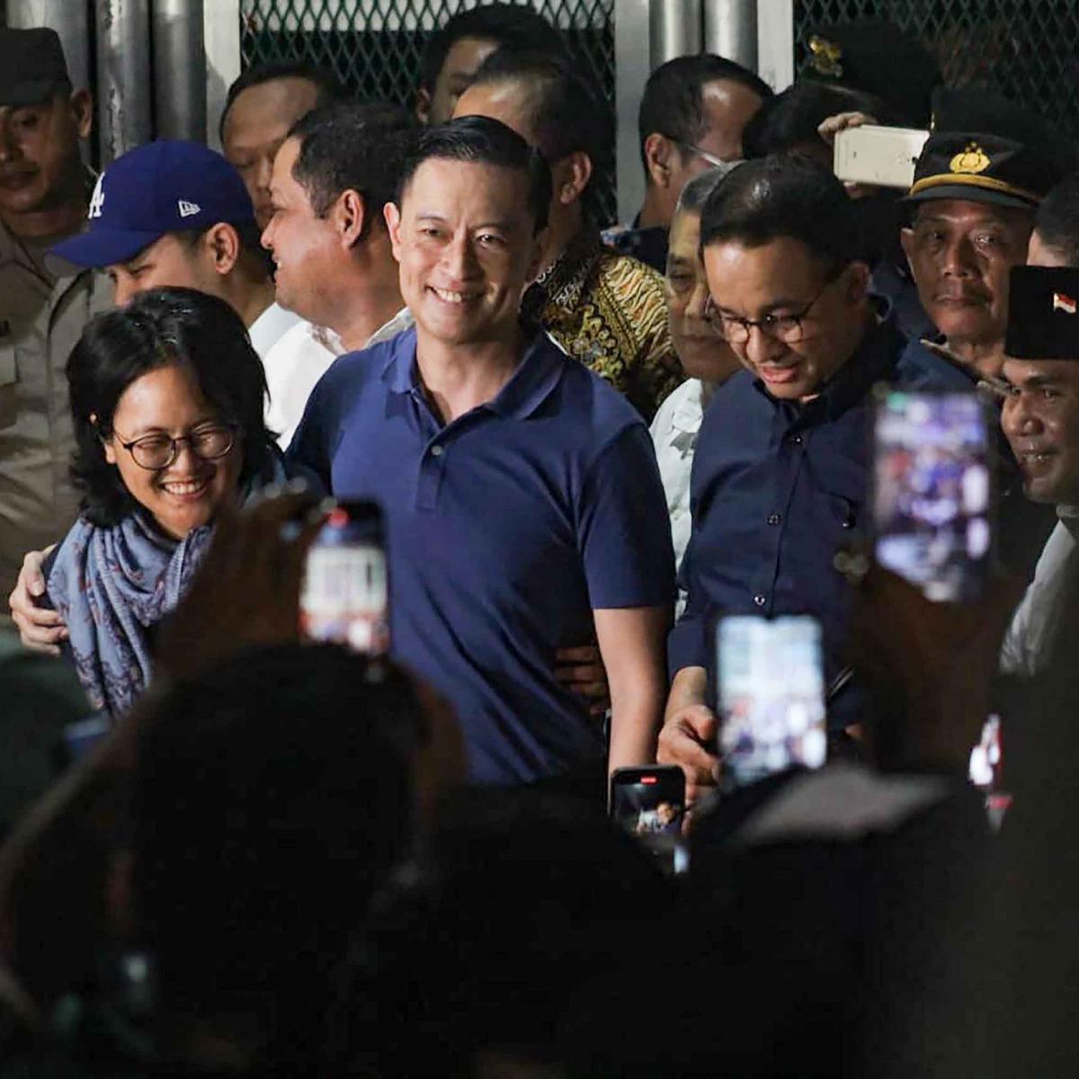 FOTO: Abolisi dari Presiden, Tom Lembong Resmi Tinggalkan Jeruji Besi