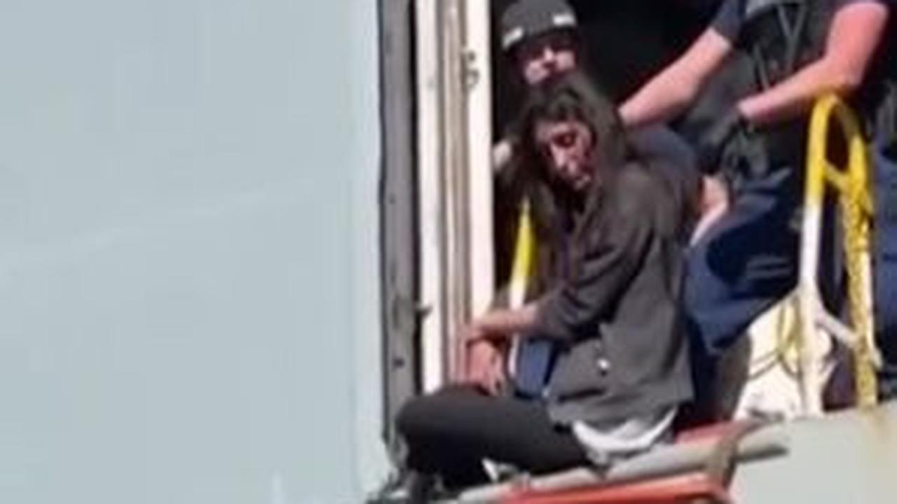 Mereka mengunci diri pada badan kapal selama berjam-jam.