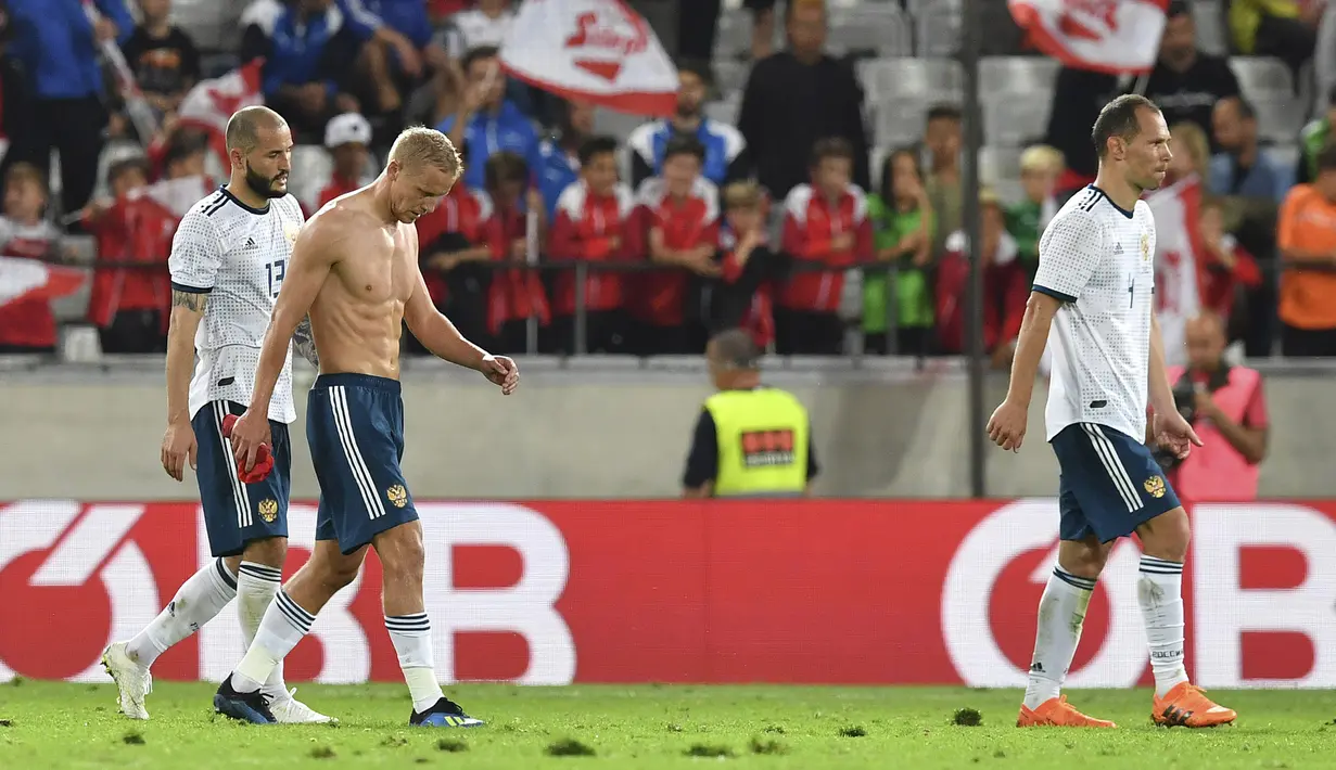 Para pemain Rusia tertunduk lesu usai takluk dari Austria pada laga uji coba di Tivoli Stadium, Innsbruck, Austria, (30/5/2018). Austria menang atas Rusia 1-0. (AP/Kerstin Joensson)