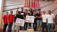 Hendri Wibowo (ketiga dari kanan) dari koran Topskor merebut peringkat tiga untuk kategori ganda di Journalist Bowling Turnament (istimewa)