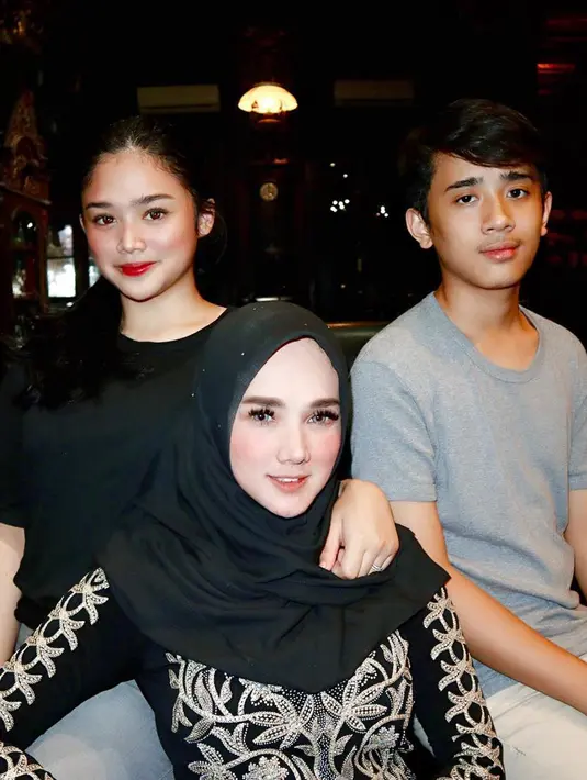 Pemilik nama lengkap Raden Wulansari tersebut dan putrinya pun tampak selalu kompak di berbagai momen. Bahkan Mulan Jameela menyebut putrinya sudah seperti sahabat untuknya. (Liputan6.com/IG/@mulanjameela1)