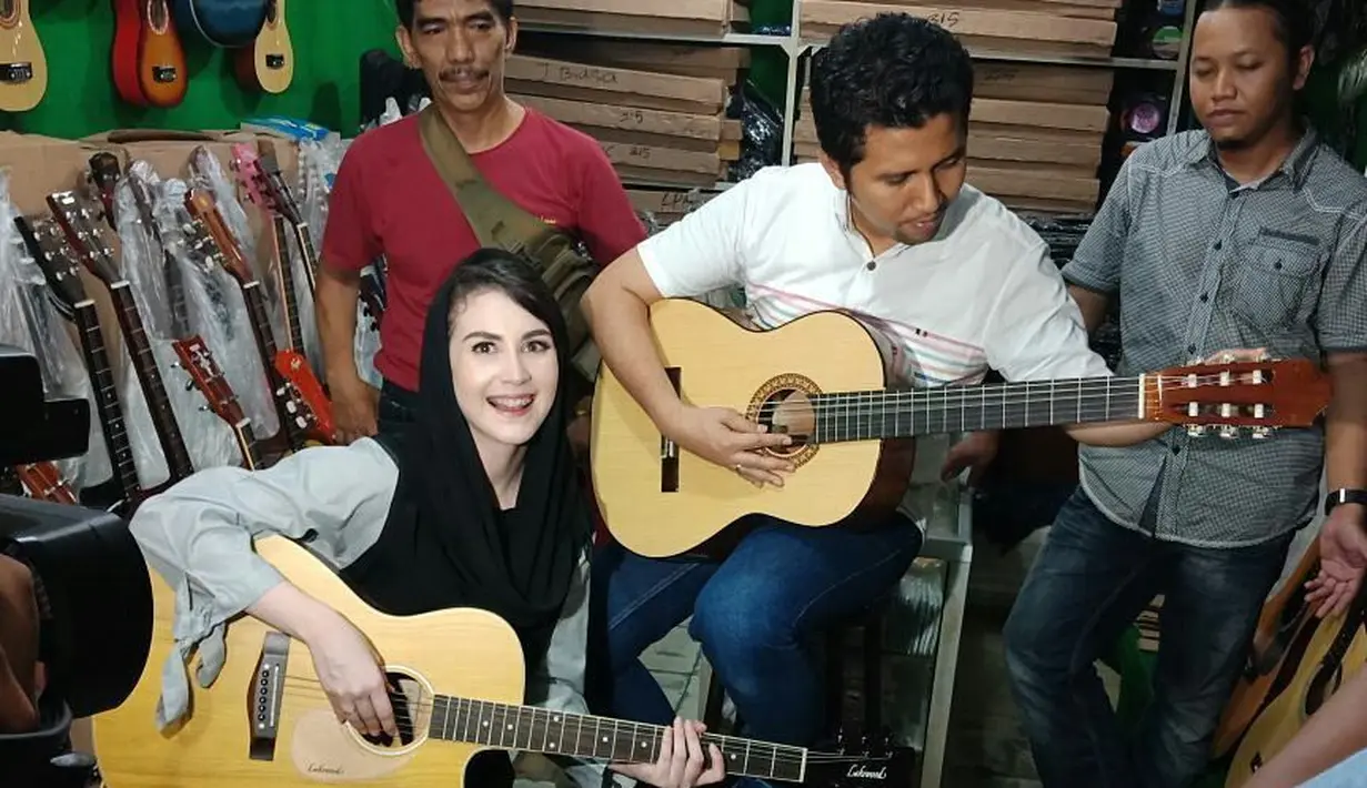 Arumi Bachsin dan Emil Dardak