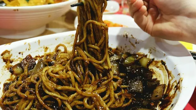 [Bintang] Makan Jajangmyeon, Aksi Cowok Ini Kok Bikin Lapar Ya