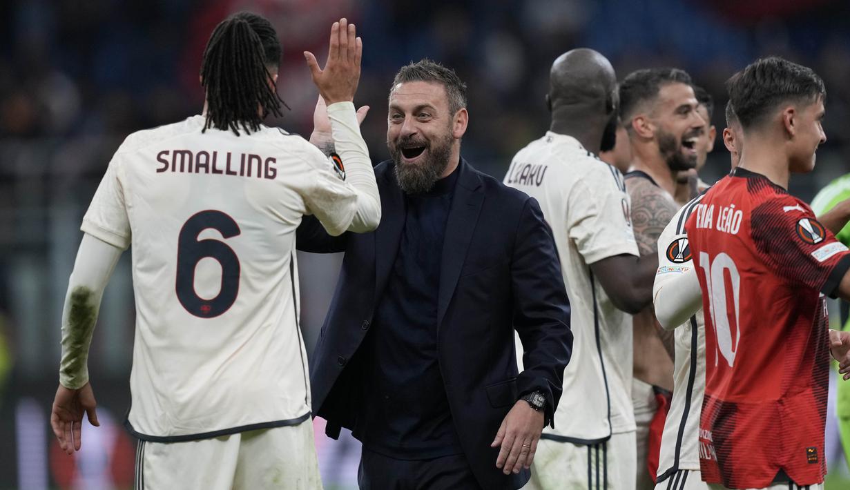 Pelatih AS Roma, Daniele De Rossi, bersama Smalling  merayakan kemenangan atas AC Milan pada laga Perempat final Liga Europa di Stadion San Siro, Jumat (12/4/2024). AS Roma menang dengan skor 1-0. (AP Photo/Antonio Calanni)