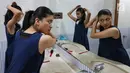 Pebalet sedang merias wajah saat latihan jelang pementasan Namarina Youth Dance (NYD) di Studio Namarina, Jakarta, Kamis (25/7/2019) Namarina berpartisipasi dalam membangun dunia tari Indonesia yang sehat, kreatif, dan berkarakter. (Liputan6.com/Fery Pradolo)
