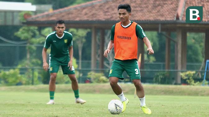 Hambali Tolib saat mengikuti pemusatan latihan Persebaya Surabaya di Sleman, Yogyakarta, Rabu (22/1/2020). (Bola.com/Aditya Wany)