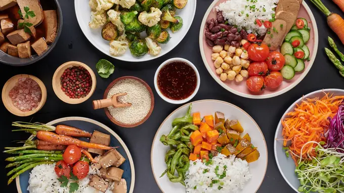 Ilustrasi makan nasi, protein dan sayuran/freepik.com/jcomp