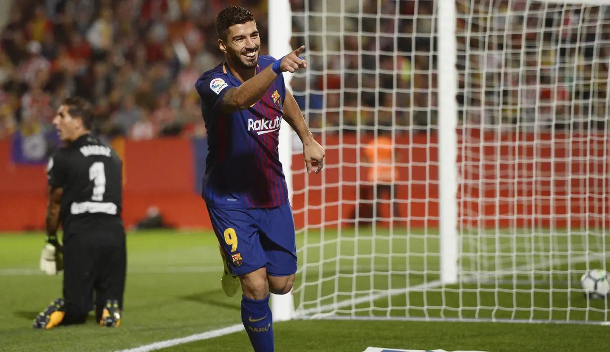 Striker Barcelona, Luis Suarez, melakukan selebrasi usai mencetak gol ke gawang Girona pada laga La Liga Spanyol di Stadion Montilivi Sabtu (23/9/2017). Barcelona menang 3-0 atas Girona. (AFP/Josep Lago)