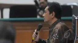 Terdakwa mantan Kepala Dinas Perhubungan DKI Jakarta Udar Pristono ketika menjalani sidang perdana di Pengadilan Tipikor, Jakarta, Senin (6/4/2015). Sidang ditunda karena tim kuasa hukum terdakwa tidak hadir. (Liputan6.com/Herman Zakharia)