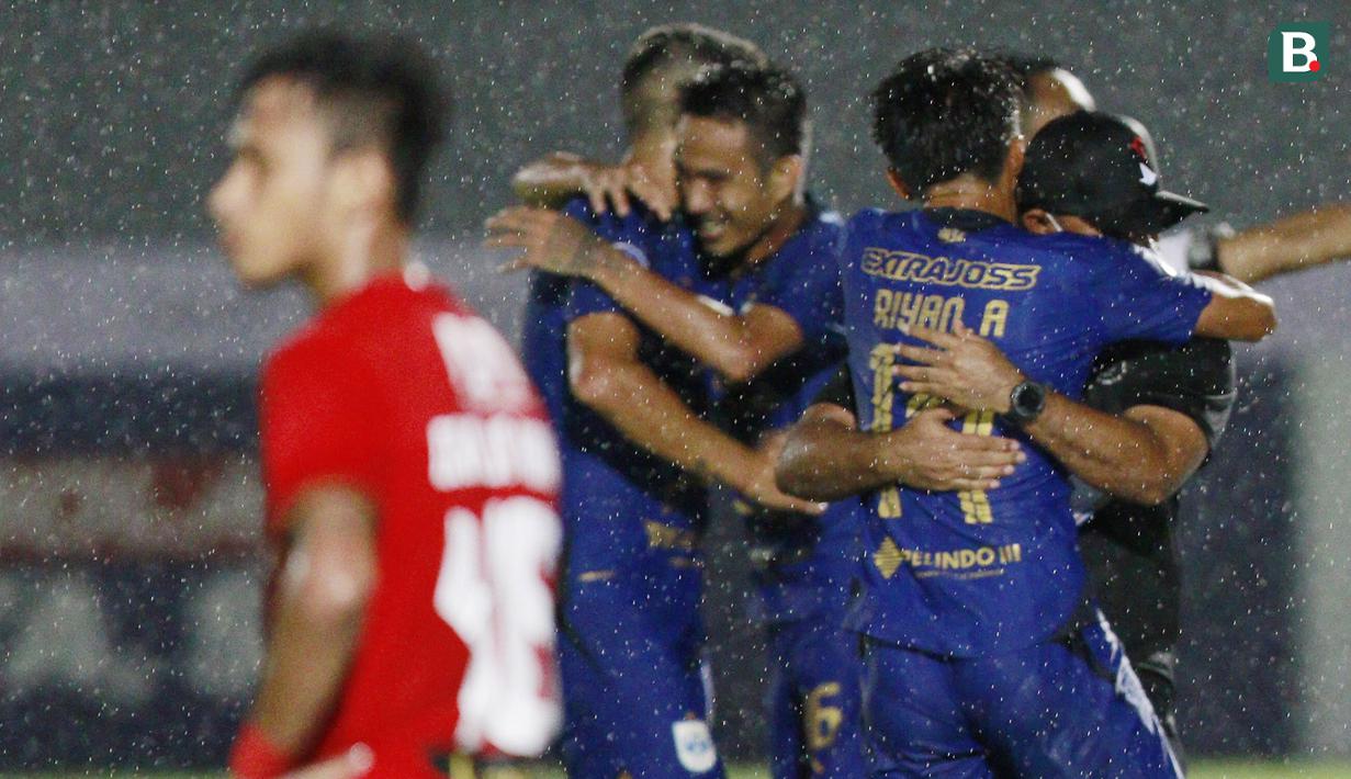 Para pemain PSIS Semarang merayakan gol penyeimbang 2-2 ke gawang Persija Jakarta dalam laga pekan kedua BRI Liga 1 2021/2022 di Indomilk Arena, Tangerang, Minggu (12/9/2021). Kedua tim bermain imbang 2-2. (Foto: Bola.Com/M. Iqbal Ichsan)