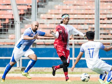 Mantan striker timnas Indonesia, Rochy Putiray, berusaha melewati pemain Siwo Jaya pada laga Agum Gumelar Cup di SUGBK, Jakarta, Minggu (10/4/2016). Para mantan pemain timnas Indonesia menang 2-1 atas Siwo Jaya. (Bola.com/Vitalis Yogi Trisna)