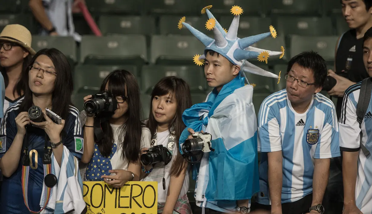 Para fans memadati tribun untuk menyaksikan laga persahabatan internasional antara Timnas Argentina menghadapi Hong Kong di Hong Kong Stadium, Hong Kong (14/10/2014). (AFP/Anthony Wallace)