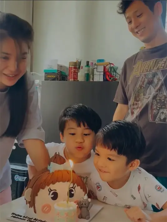 Di rumah, Putri Titian juga paling cantik sendiri. Pasalnya, pernikahannya dengan Junior Liem telah dikaruniai dua orang anak laki-laki. [Instagram/juniorliem]