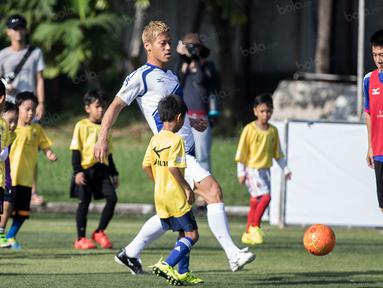 Gelandang AC Milan asal Jepang, Keisuke Honda, memberikan pelatihan kepada 150 anak di Lapangan Simprug, Jakarta, Sabtu (11/6/2016). (Bola.com/Vitalis Yogi Trisna)
