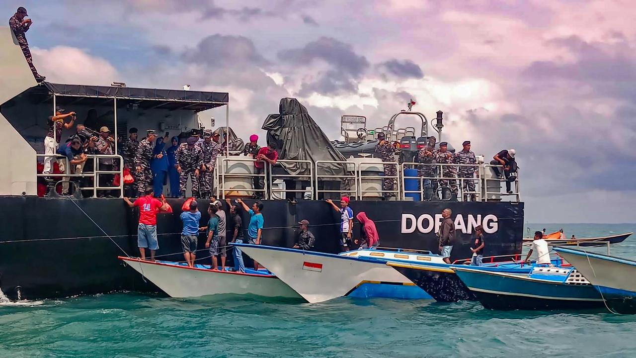 FOTO: TNI AL Salurkan Bantuan Sembako untuk Nelayan Kepulauan Aru