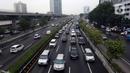 Kendaraan bermotor melintas di ruas Tol Dalam Kota, Jakarta, Rabu (27/10/2021). Pemprov DKI Jakarta berencana melakukan sosialisasi kebijakan penerapan sanksi tilang bagi kendaraan bermotor yang tidak lulus uji emisi sebelum diterapkan pada 13 November 2021. (Liputan6.com/Helmi Fithriansyah)