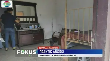 Diduga melakukan praktik aborsi, rumah seorang bidan di Kota Blitar digerebek polisi. Penggerebekan praktik aborsi tersebut berawal dari laporan masyarakat.