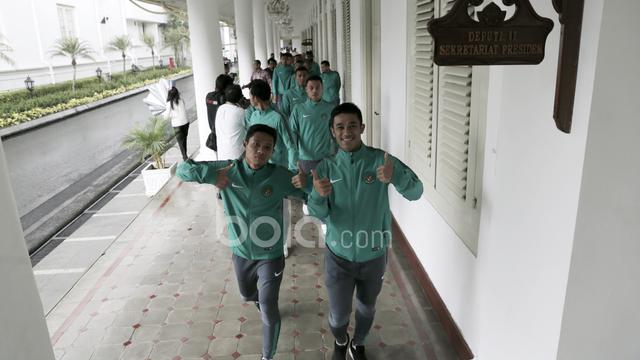 Guyuran Hujan dan Mobil Listrik Temani Timnas Indonesia Bertemu Jokowi