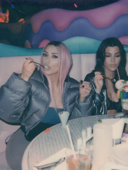 "Namun aku juga melakukan cheating day. Akan sangat sulit dan membosankan kalau kamu hanya mengonsumsi makanan sehat tiap waktu," tambahnya. (instagram/kimkardashian)