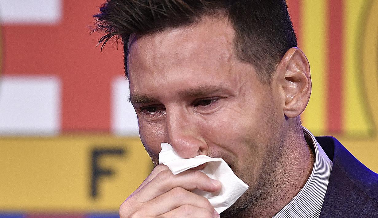 Lionel Messi tak kuasa membendung air mata ketika melakukan konferensi pers atas perpisahannya dengan Barcelona pada Minggu (08/08/2021) sore WIB. (Foto: AFP/Pau Barrena)