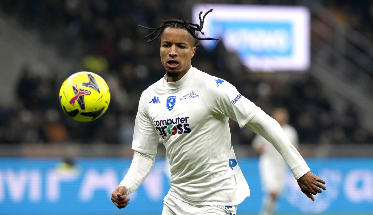 Bek Empoli, Tyronne Ebuehi mengejar bola saat bertanding melawan Inter Milan pada pertandingan lanjutan Liga Italia di stadion San Siro di Milan, Italia, Selasa (24/1/2022). Inter Milan tumbang atas Empoli dengan skor 0-1.  (AP Photo/Luca Bruno)