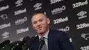 Mantan kapten Inggris, Wayne Rooney memberikan keterangan selama konferensi pers di Stadion Pride Park, pinggiran kota Derby, Selasa (6/8/2019). Mantan striker Manchester United itu resmi bergabung dengan klub kasta kedua Liga Inggris, Derby County sebagai pemain-pelatih. (Darren STAPLES / AFP)