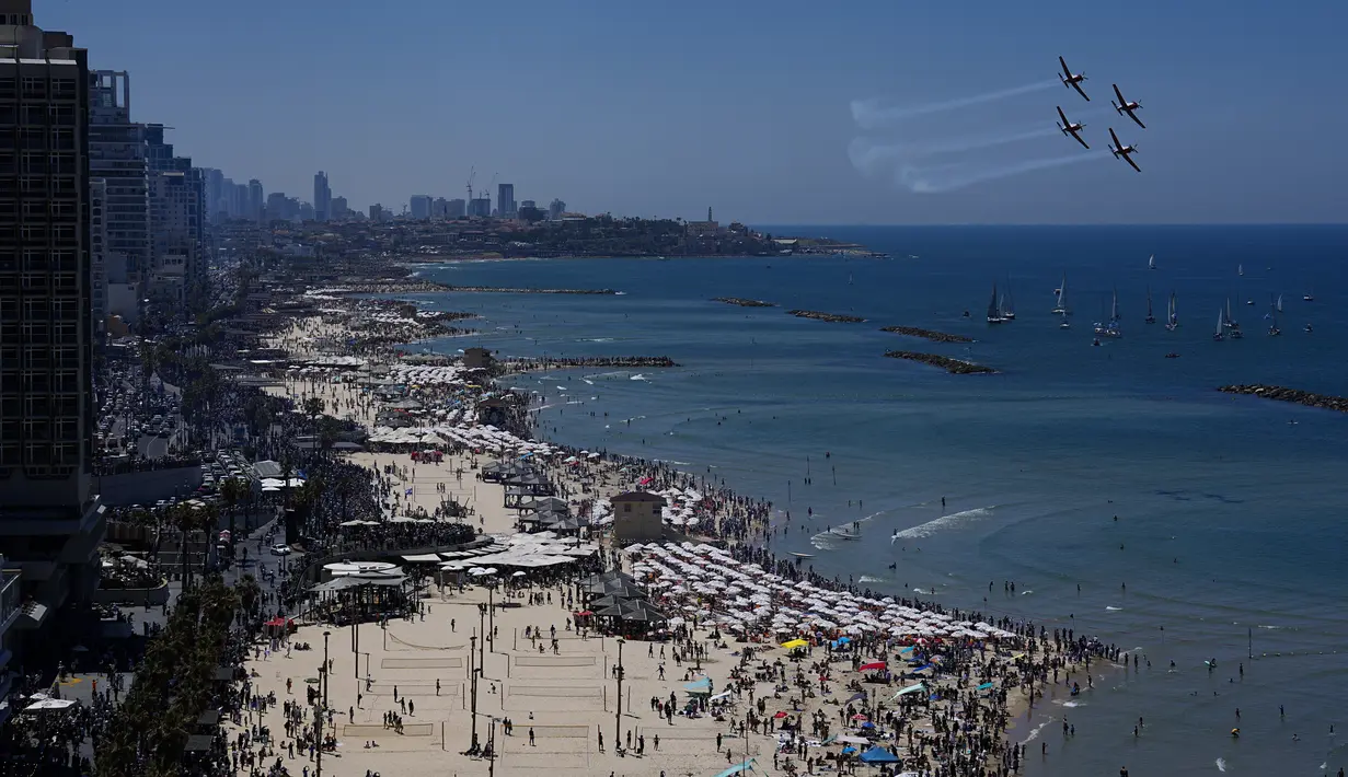 Tim aerobatik Angkatan Udara Israel tampil dalam pertunjukan udara yang menandai Hari Kemerdekaan ke-75 negara itu di atas Laut Mediterania di Tel Aviv, Israel, Rabu, 26 April 2023. (AP Photo/Ariel Schalit)