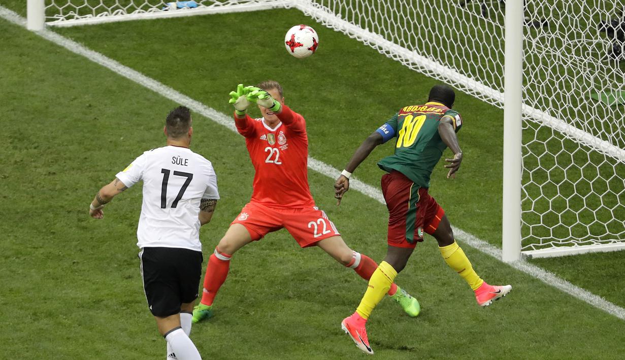 Striker Kamerun, Vincent Aboubakar, mencetak gol ke gawang Jerman dengan tandukan kepalanya pada laga Grup B Piala Konfederasi 2017, di Stadion Fisht Olympic, Sochi, Minggu (25/6/2017). Jerman menang 3-1 atas Kamerun. (AP/Sergei Grits)