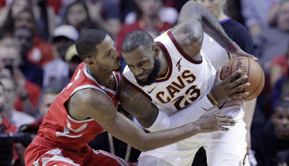 Pemain Houston Rockets, Trevor Ariza (kiri) mencoba merebut bola dari pemain Cavaliers, LeBron James (kanan)  pada laga NBA basketball game di Toyota Center, Houtson, (9/11/2017). Houtson menang  atas Cavs 117-113. (AP/Michael Wyke)