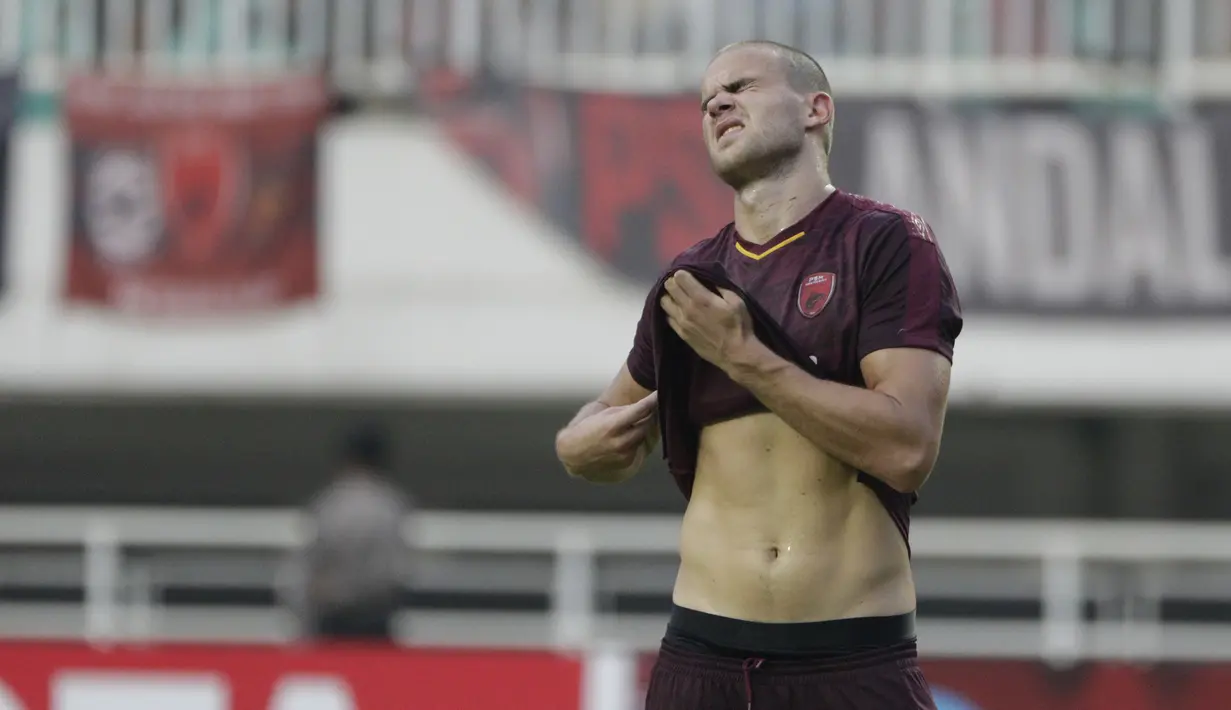 Striker PSM Makassar, Eero Markkanen, tampak kecewa usai gagal lolos ke final Zona ASEAN Piala AFC 2019 meski menang atas Becamex Binh Duong di Stadion Pakansari, Rabu (26/6). PSM menang 2-1 atas Becamex Binh Duong. (Bola.com/M Iqbal Ichsan)