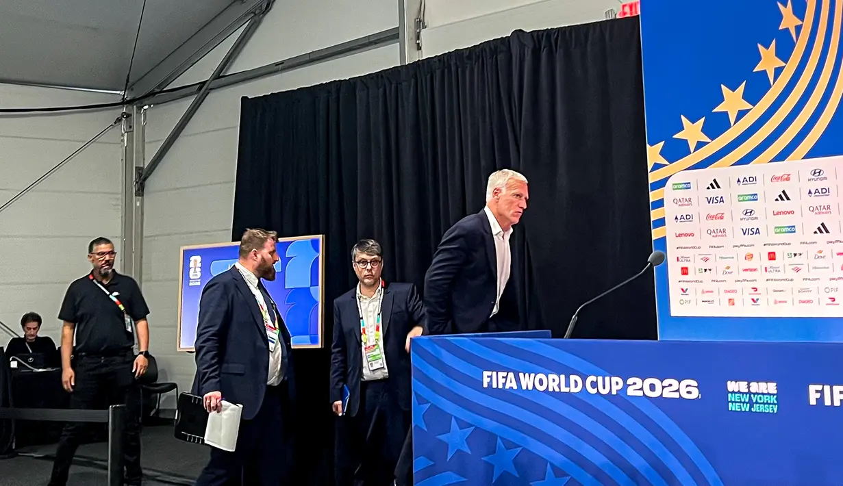 Suasana berbeda langsung terjadi begitu pelatih kepala Prancis, Didier Deschamps dan N'Golo Kante memasuki ruangan konferensi pers. (Bola.com/Hery Kurniawan/Adv/Powerade)