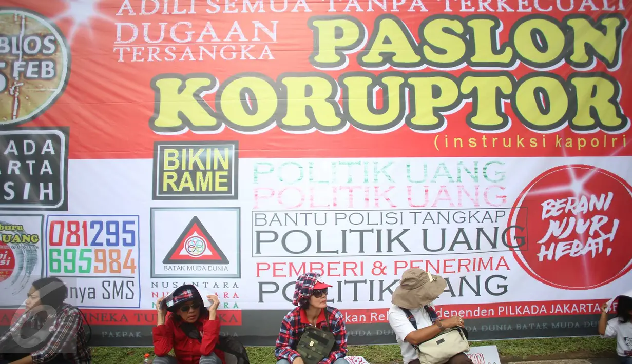 Massa pendukung Basuki Tjahaja Purnama (Ahok) beristirahat saat sidang kasus dugaan penistaan agama di depan Gedung Kementan, Jakarta, Selasa (31/1). Agenda sidang kedelapan ini mendengarkan keterangan dari saksi. (Liputan6.com/Immanuel Antonius)