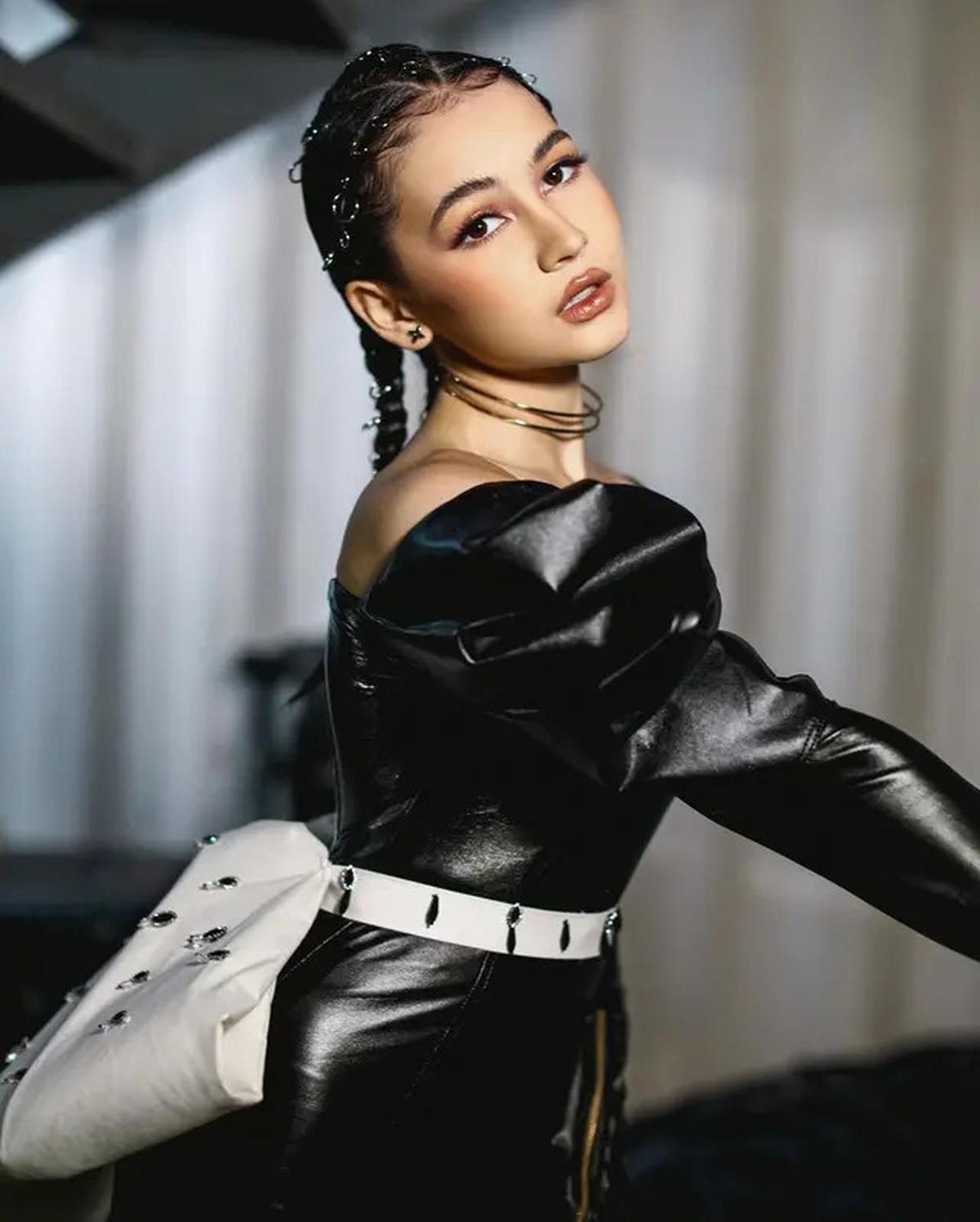 Wajah cantik ala perempuan latina Sandrina Michelle semakin terlihat dengan bibir yang tampak lebih penuh, diperkuat dengan garis bulu mata yang tajam dan eyeshadow shimmer.<br>