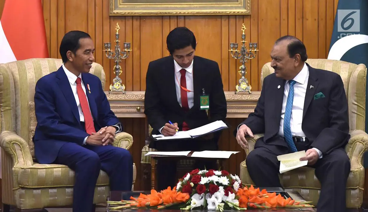 Presiden Joko Widodo berbincang dengan Presiden Pakistan Mamnoon Hussain di Istana Kepresidenan Aiwan-e-Sadr, Islamabad, (26/1). Pertemuan membahas pemberlakuan Preferential Trade Agreement (PTA) 2013. (Liputan6.com/Pool/Rusman Biro Pers Setpres)