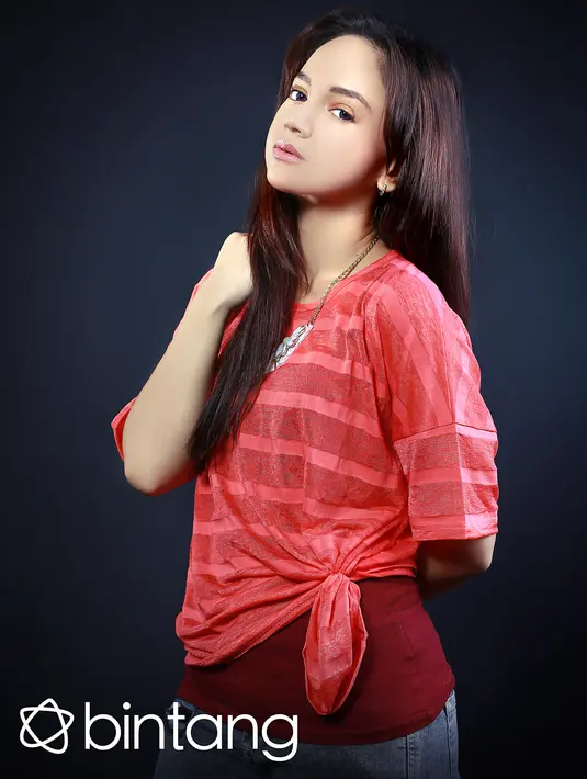 Pemeran dalam film 'Bajaj Bajuri The Movie' ini sebelum menekuni dunia seni peran, terlebih dulu menjadi karyawan swasta di salah satu televisi swasta. (Fotographer: Galih W. Satria , Digital Imaging: Muhammad Iqbal Nurfajri/Bintang.com)