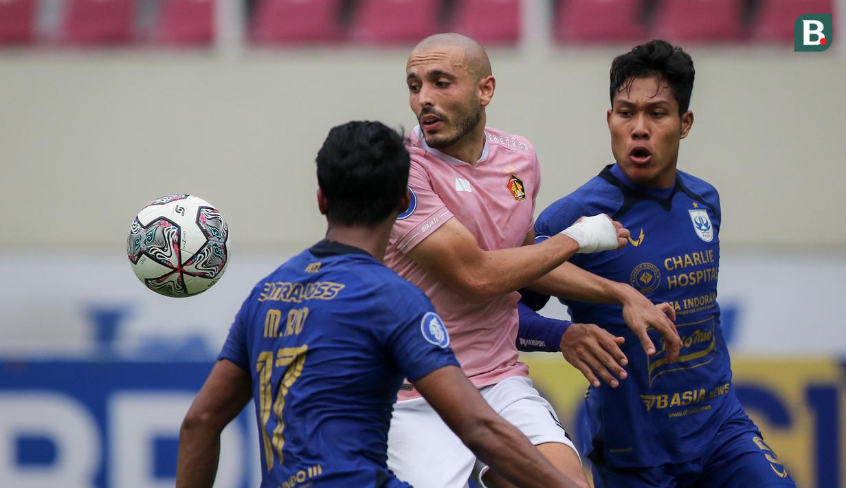 Pemain Persik Kediri, Youssef Ezzejjari Lhasnaoui (tengah) berusaha mengontrol bola saat laga pekan ketujuh BRI Liga 1 2021/2022 antara PSIS Semarang melawan Persik Kediri di Stadion Manahan, Solo, Jumat (15/10/2021). (Bola.com/Bagaskara Lazuardi)