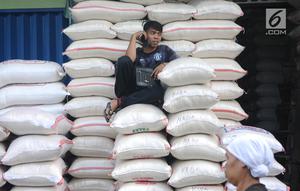 Pekerja duduk ditumpukan beras di pasar induk cipinang, Jakarta, Kamis (13/12). Direktur Pasar Induk Beras Cipinang Arief Prasetyo Adi memastikan, ketersediaan beras di pasar masih aman jelang Natal dan Tahun Baru. (Liputan6.com/Angga Yuniar)