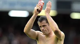 Bek senior Liverpool Jamie Carragher memberi sambutan ke fans seusai partai Liga Premier kontra Blackpool di Anfield pada 3 Oktober 2010. AFP PHOTO/ANDREW YATES