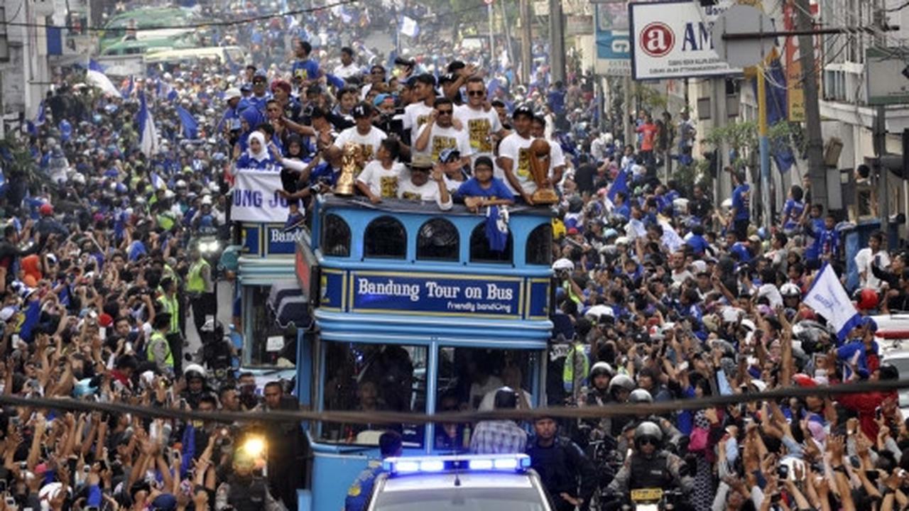 Pawai kejuaraan Persib, lautan Bobotoh birukan Bandung