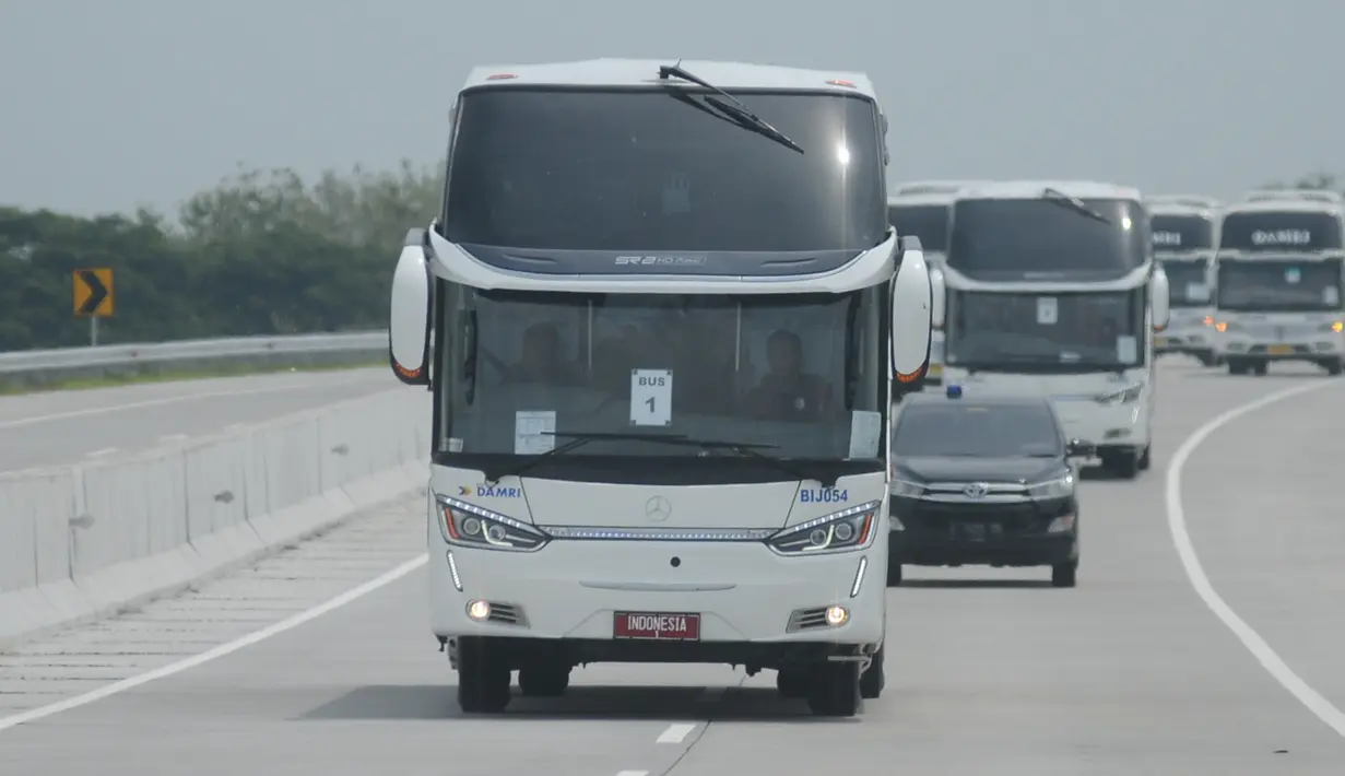 Bus yang digunakan Presiden Joko Widodo saat menjajal jalan Tol Trans Jawa, Kamis (20/12). Jokowi menggunakan bus ketika uji coba trans Jawa sepanjang 341 km dari Surabaya menuju Jembatan Kali Kuto, di Kendal, Jawa Tengah. (Liputan6.com/Angga Yuniar)
