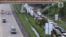 <p>Sejumlah kendaraan melintas memasuki rest area di KM 166 Jalan Tol Cikopo - Palimanan, Jawa Barat, Rabu (27/4/2022). Memasuki H-5 Lebaran, volume kendaraan di Jalan Tol Cikopo - Palimanan mengalami peningkatan signifikan yang mengakibatkan kemacetan pada sejumlah ruas jalan utama tol karena antrean kendaraan yang akan masuk rest area. (Liputan6.com/Herman Zakharia)</p>