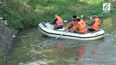 Memilih lewat jalan pintas, tukang becak dan penumpangnya malah hilang. Penyebabnya diduga karena terseret aliran Sungai Gembong.