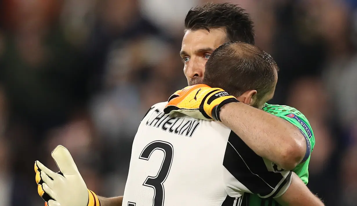 Kiper Juventus Gianluigi Buffon memeluk bek Giorgio Chiellini usai pertandingan pertandingan leg kedua semifinal Liga Champions di Turin, Italia, (10/5). Juventus melangkah ke final setelah menang dengan aggregat 4-1. (AFP Photo/Valery Hache)