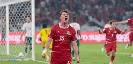 Pemain Timnas Indonesia Ole Romeny meluapkan emosinya setelah assist yang diberikannya berhasil dikonversi menjadi gol oleh Mitchell Baker saat menghadapi Bangladesh pada pertandingan Grup A FIFA ASEAN Cup 2026 di Jakarta, Kamis (1/10/2026). (KLY/Budy Santoso)